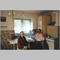 006-1035 Biothen ehemaliges Haus Mertins , Sept. 1994. In der Kueche  Anna Mattes , Renate Luettin geb.jpg